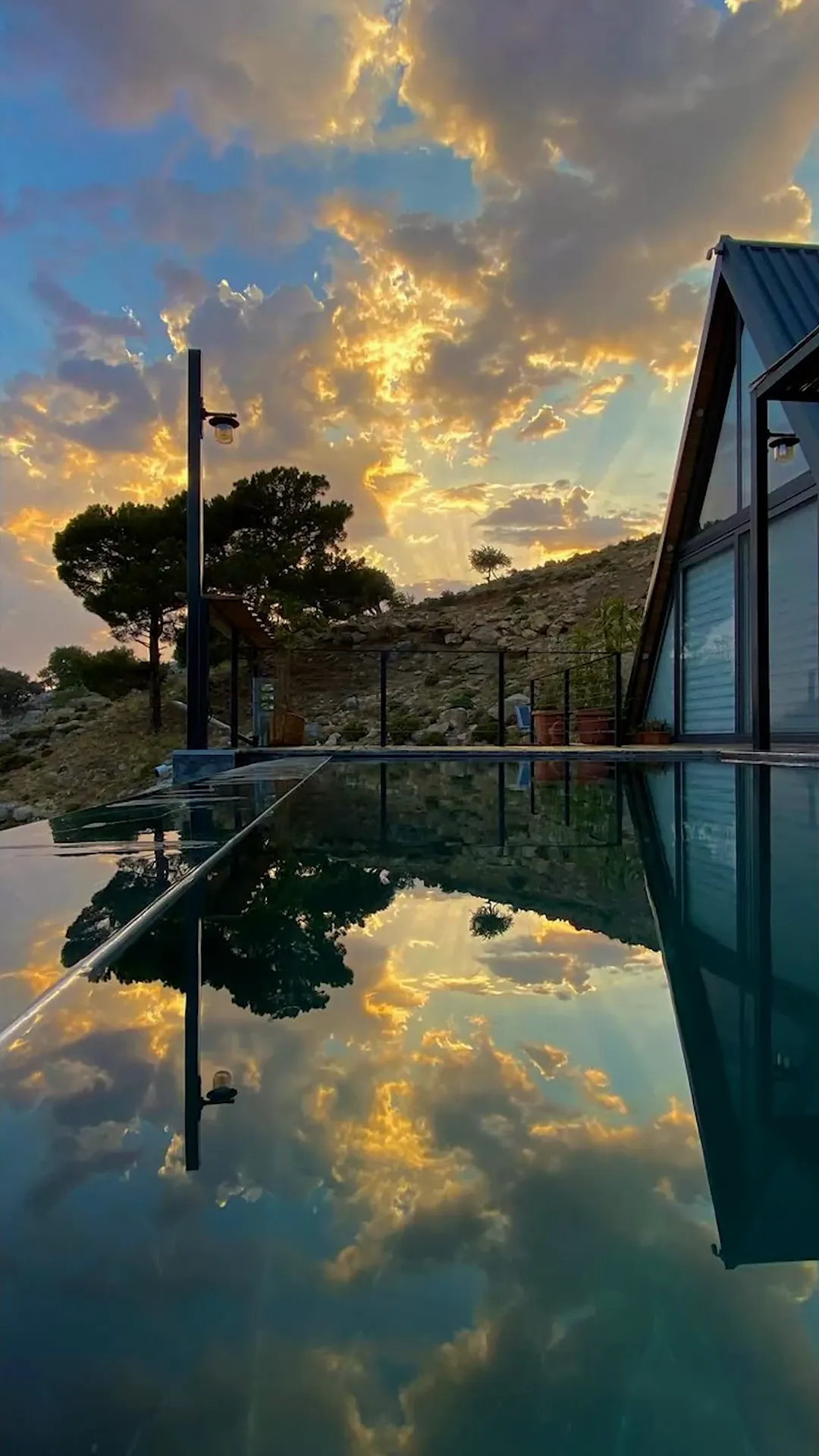 Gün batımında havuz ve villa